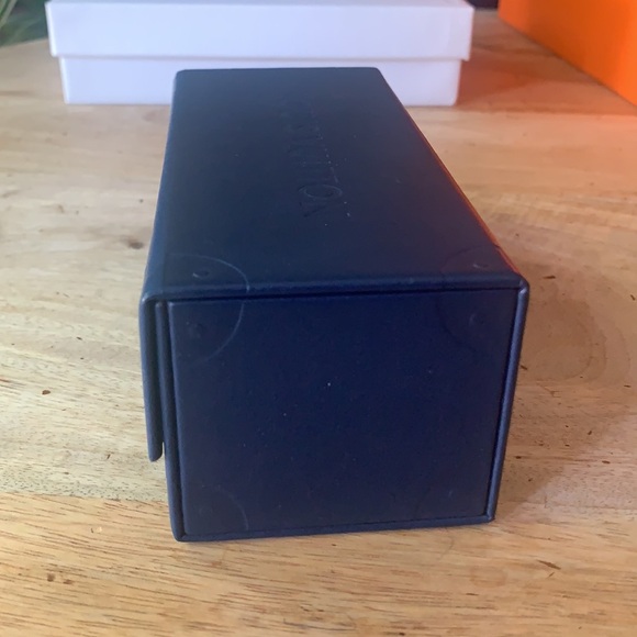 LOUIS VUITTON Exclusive Leather Sunglasses Case w/magnetic closure - - Picture 3 of 7